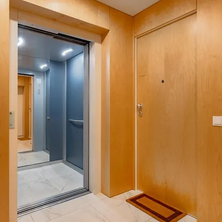 250 At Arts District Apartment